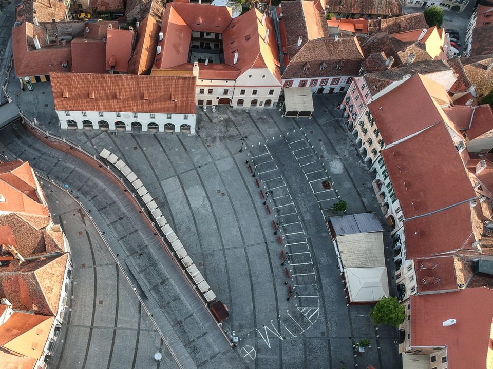 🚸 Zona pietonală a Sibiului se extinde în Piața Mică.