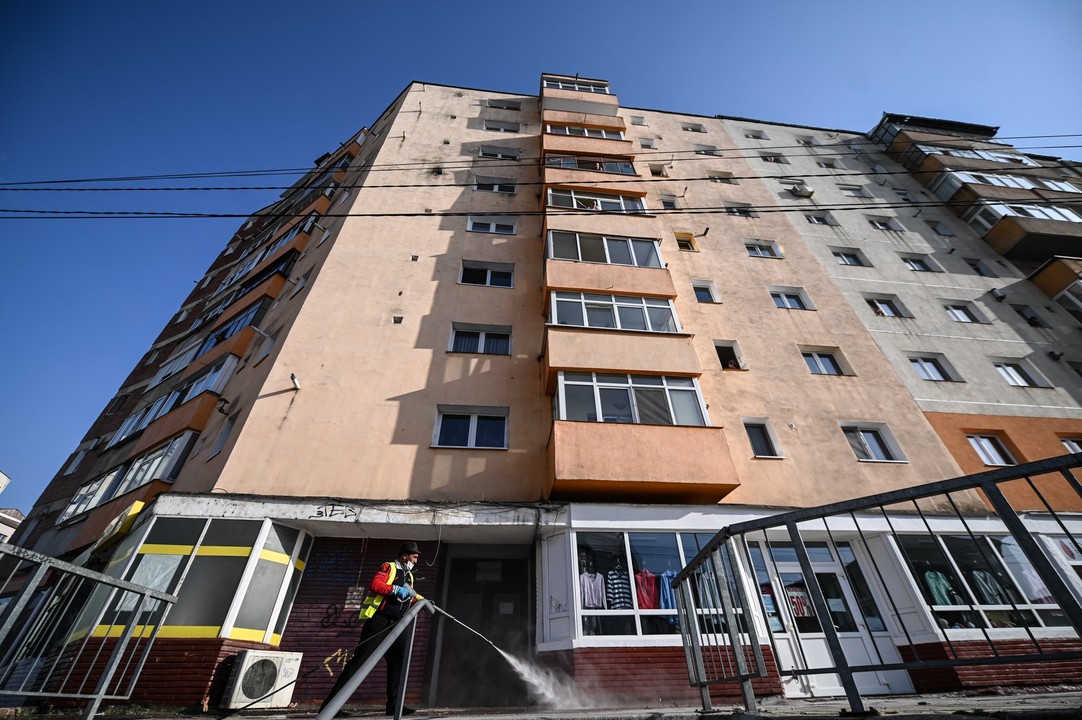 Primăria Sibiu începe dezinfecția scărilor de bloc din municipiul Sibiu