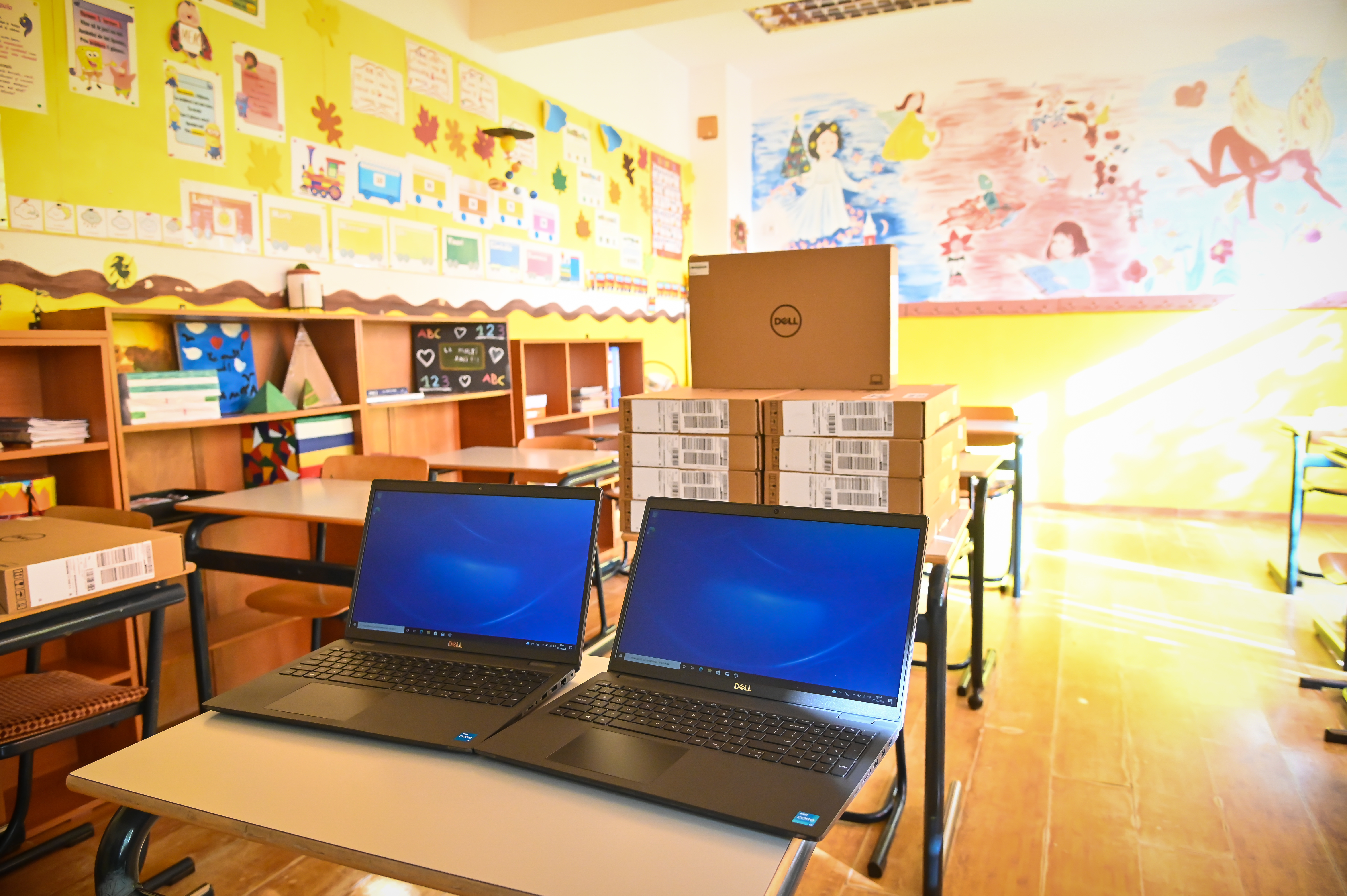 700 de laptopuri și alte 700 de web cam-uri achiziționate de Primăria Sibiu pentru școlile sibiene