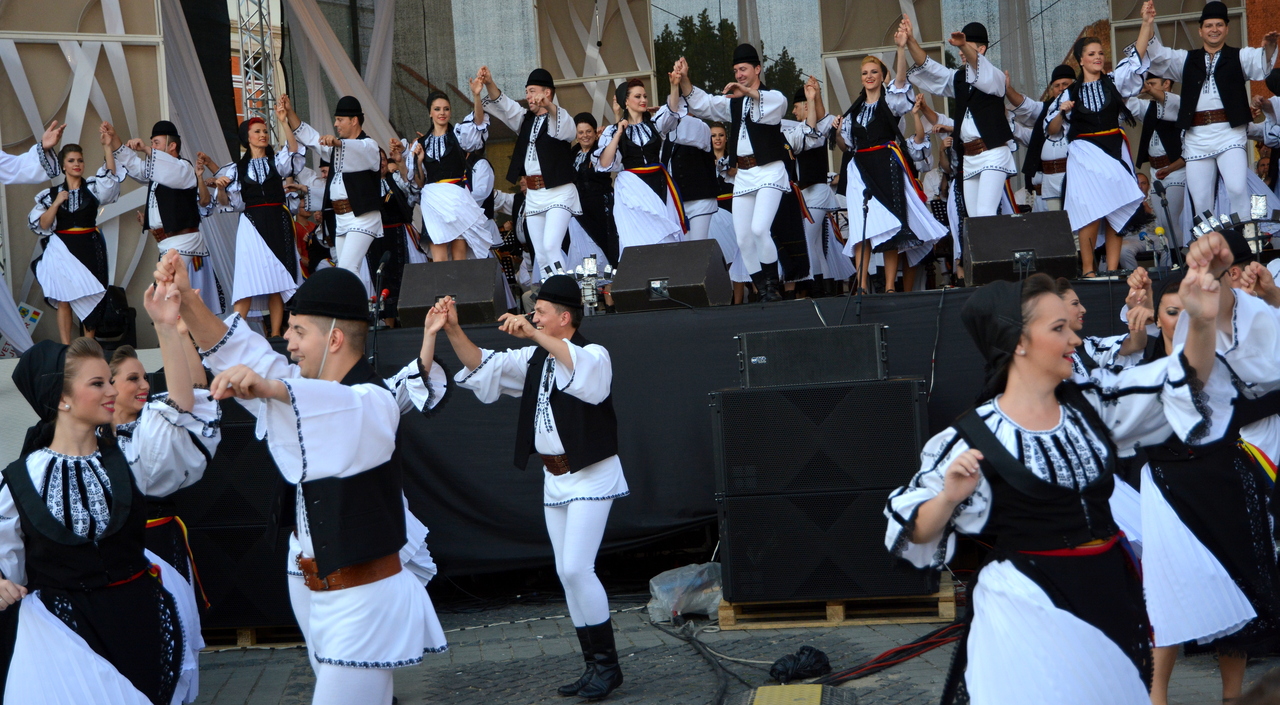 Spectacol folcloric „Junii Sibiului și invitații lor”