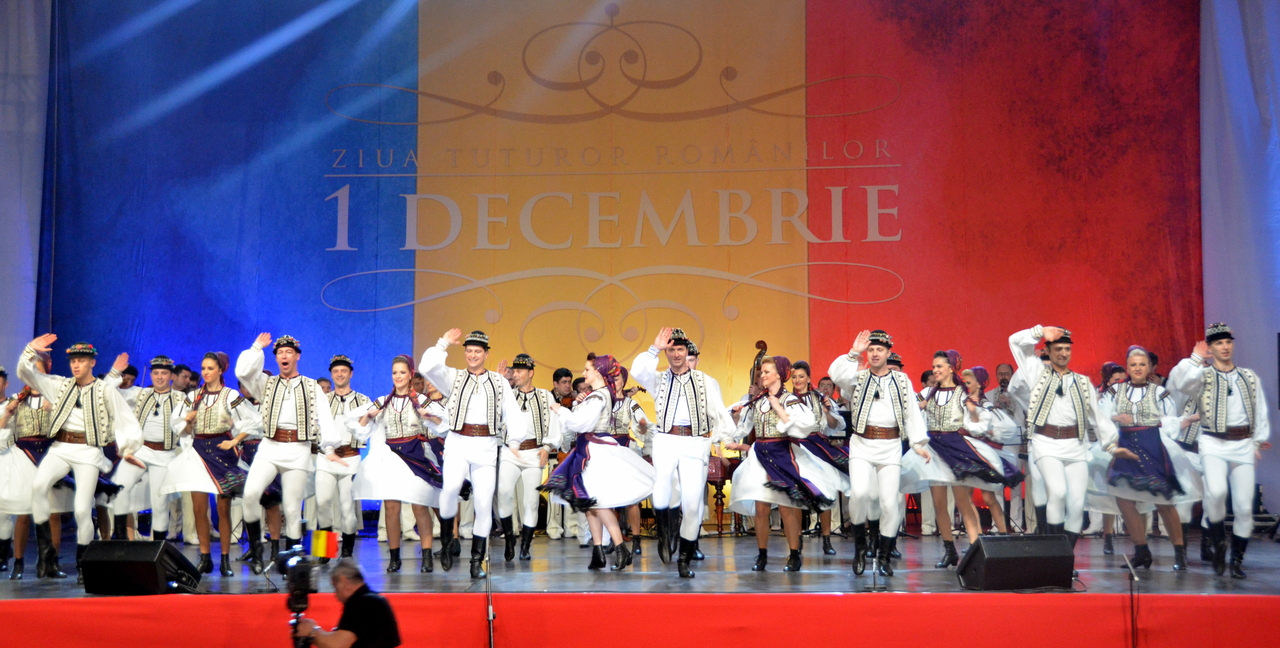 Spectacolul „Noi suntem români!”, dedicat Zilei Naţionale a României 