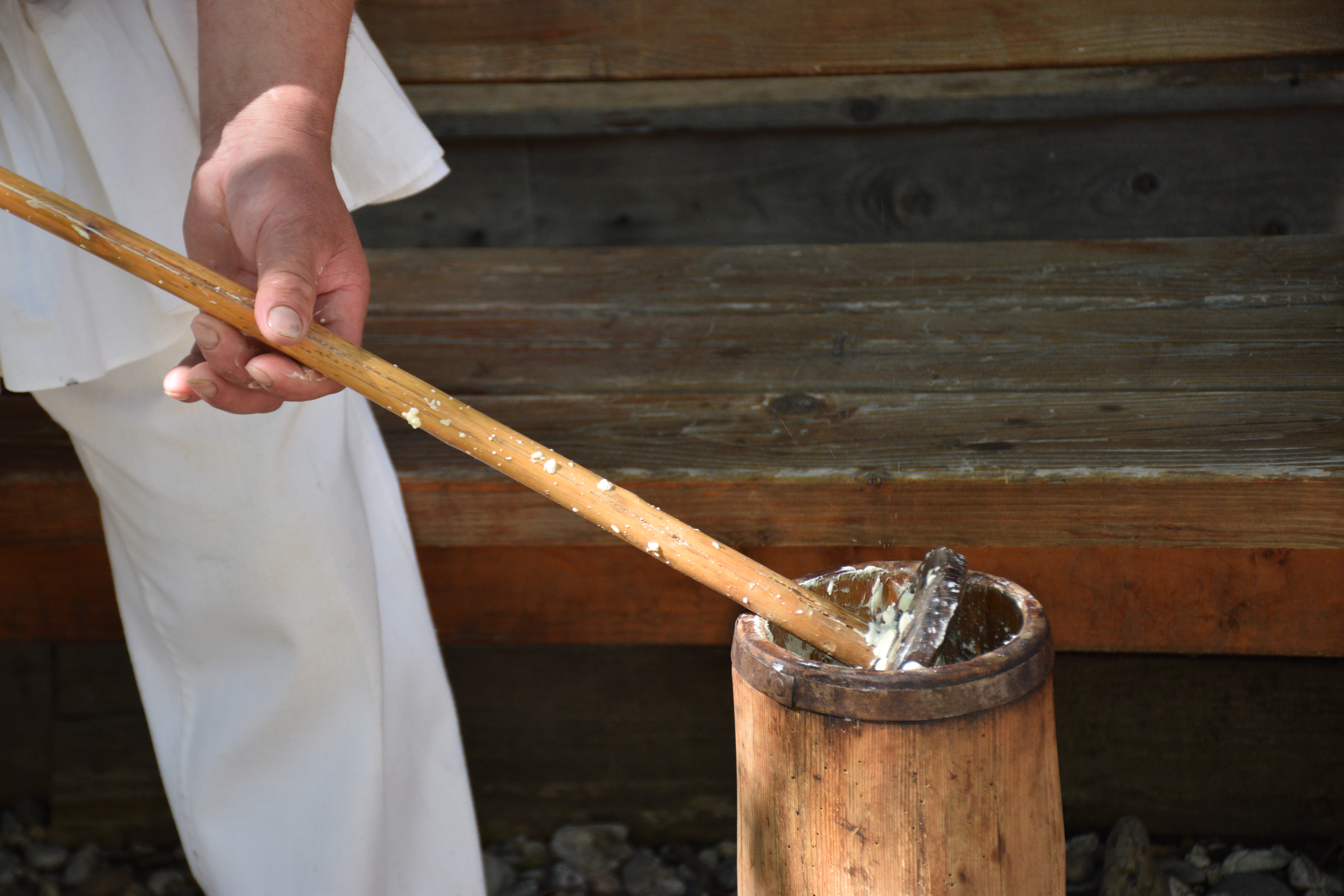 Atelier gastronomic de preparare a untului prin batere în bădău