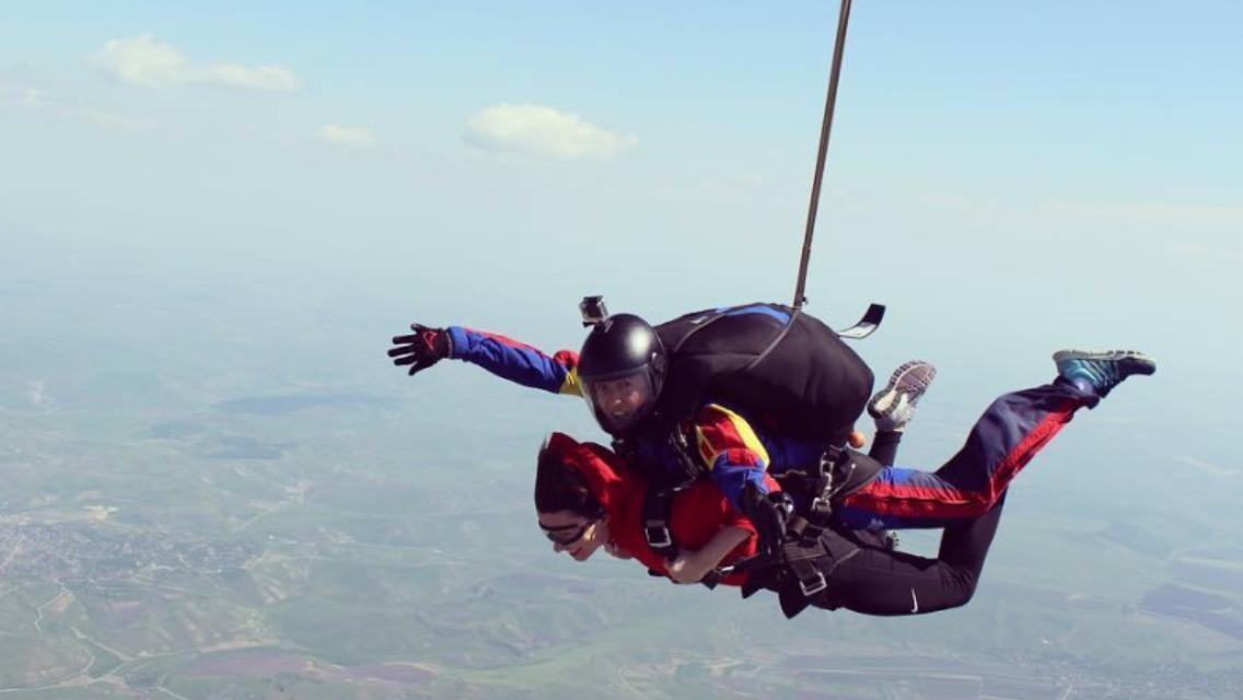Salturi cu paraşuta în tandem la Aeroclubul Sibiu!
