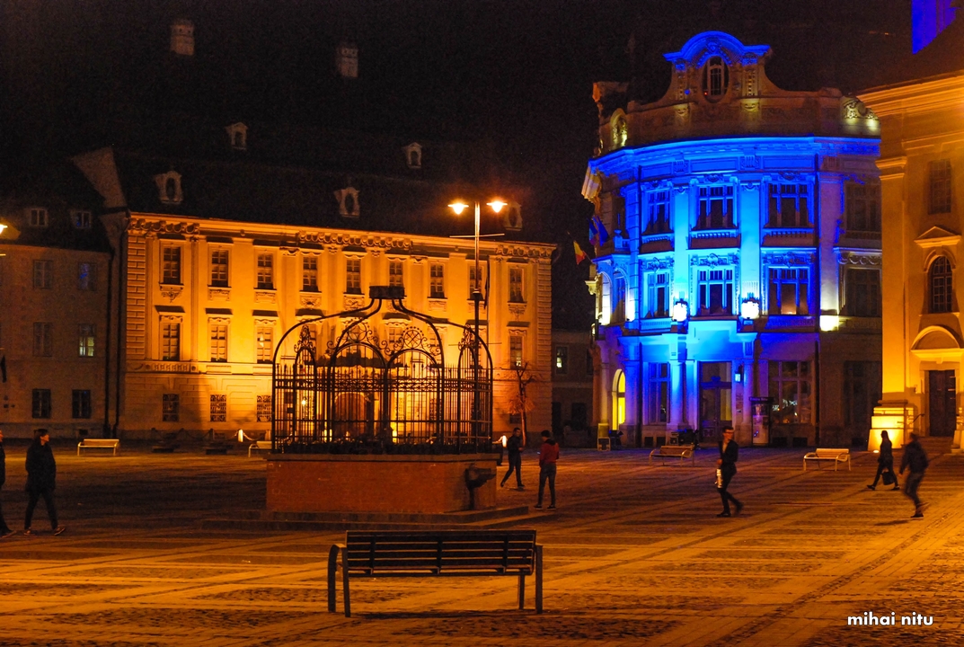 Astăzi, Primăria Municipiului Sibiu iluminează în albastru Turnul Sfatului și sediul Primăriei