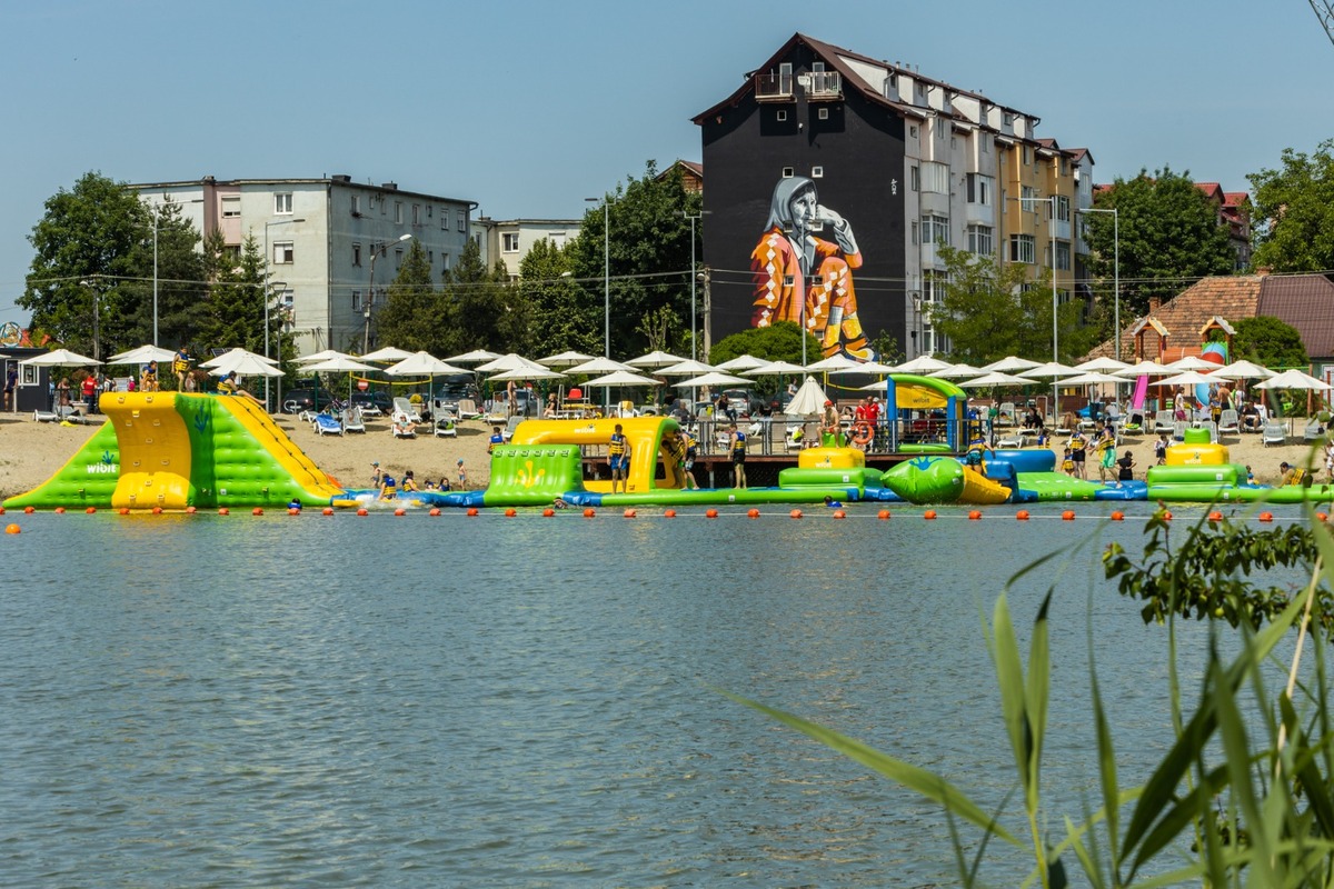Plaja și locul de joacă plutitor de pe Lacul Binder se redeschid de la 1 iunie