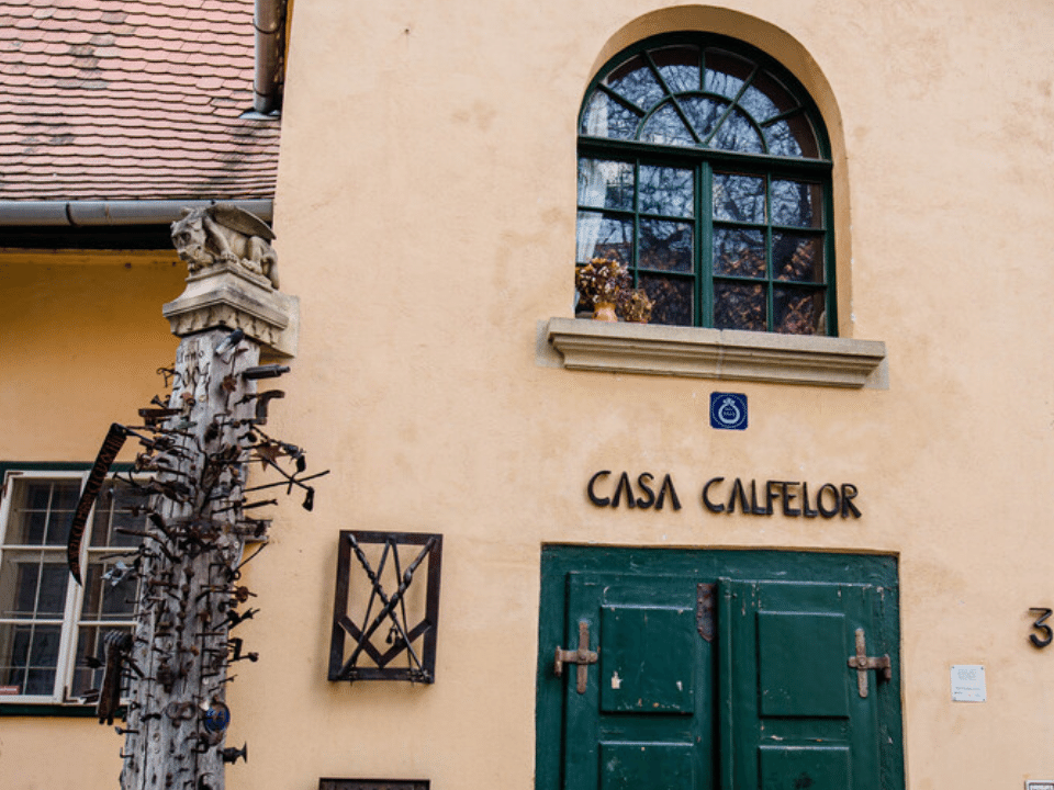 16. Der Huetplatz – Die Wandergesellenherberge (Casa Calfelor)