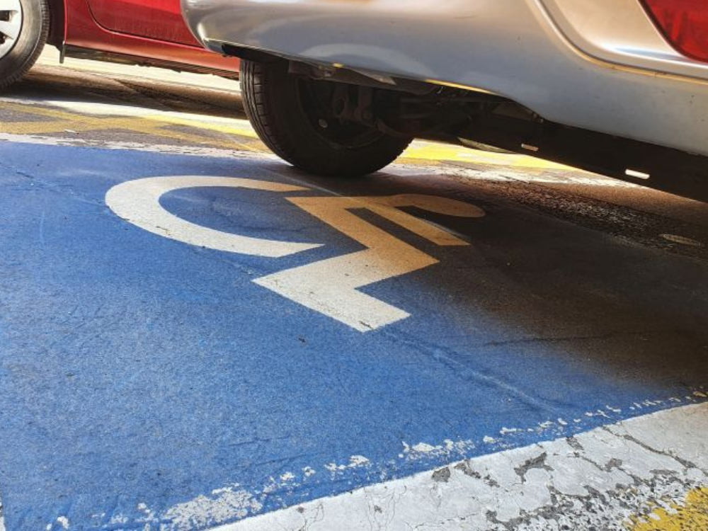 Locurile de parcare pentru persoanele cu dizabilități sunt destinate exclusiv acestora!