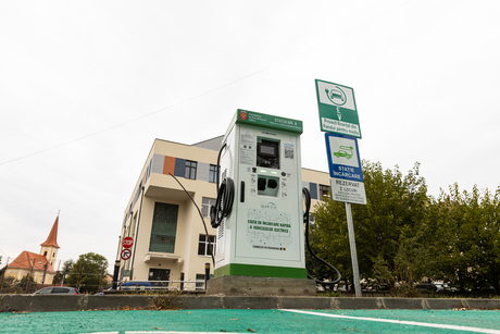 Încă 10 stații publice de încărcare a autovehiculelor electrice sau hibride, puse în funcțiune în Sibiu